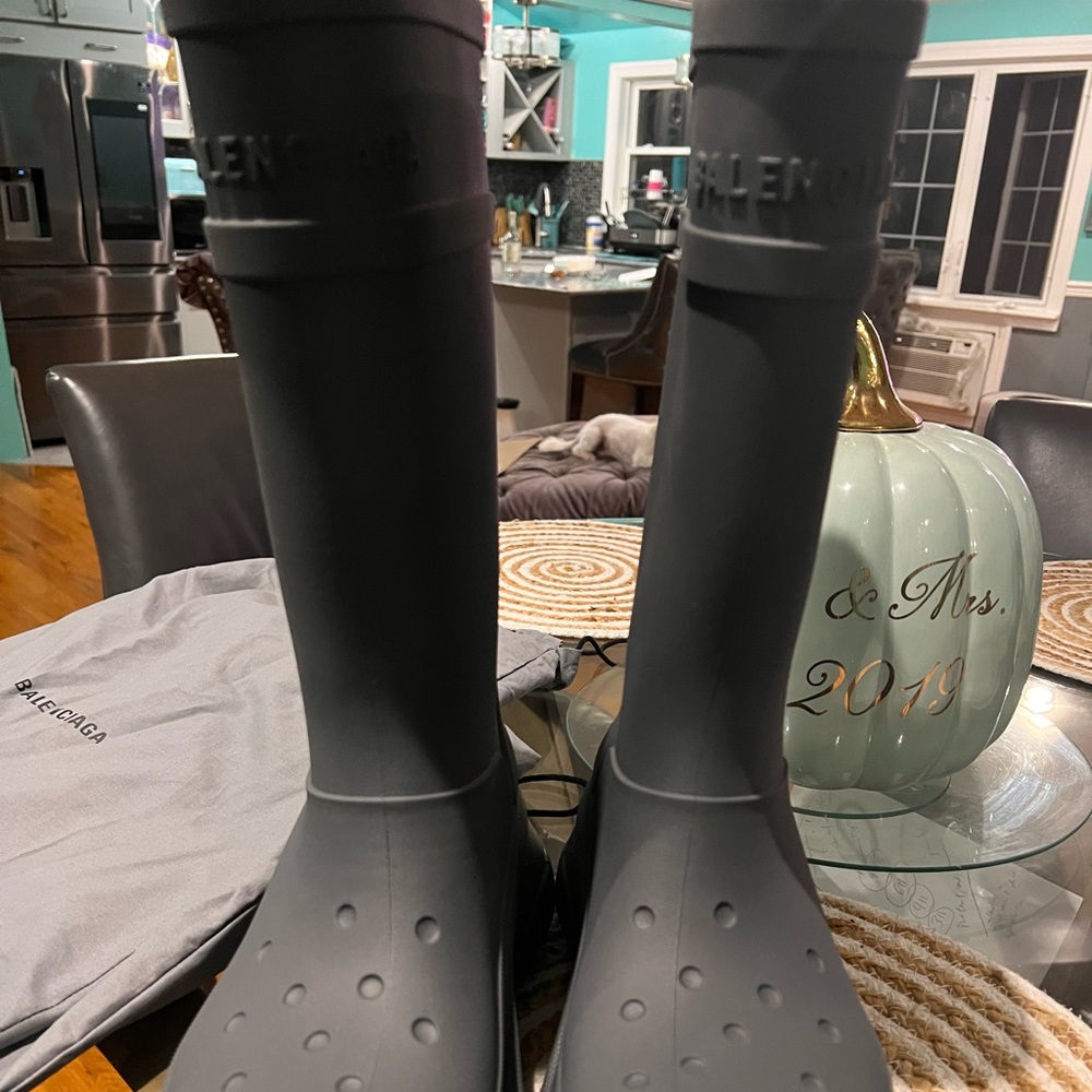 Ballenciaga men croc boots. Gray never worn at all. Brand new with dust bag